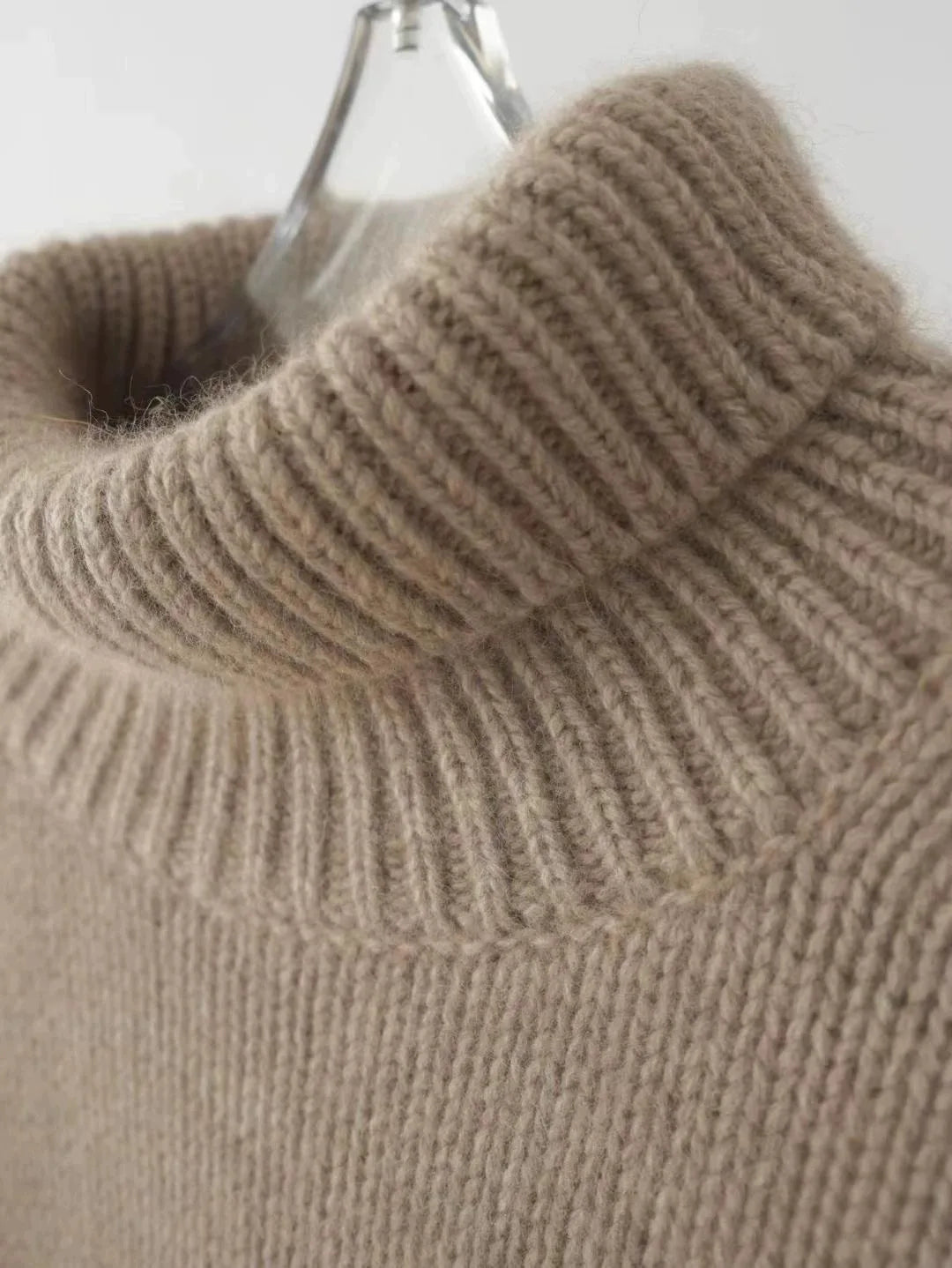 Relaxed turtleneck sweater with oversized fit | Arden