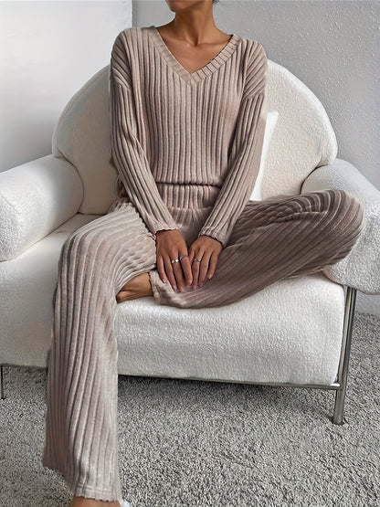 Relaxed knit lounge set with V-neck top and wide-leg pants | Solene