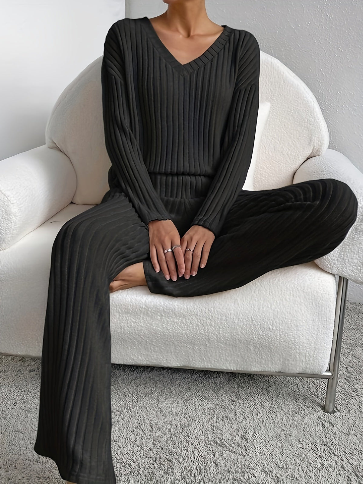 Relaxed knit lounge set with V-neck top and wide-leg pants | Solene