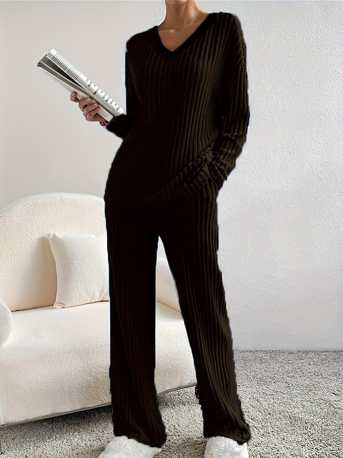 Relaxed knit lounge set with V-neck top and wide-leg pants | Solene