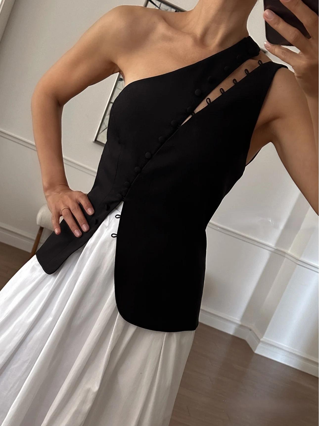 One-shoulder button-detail everyday top for women | Dione