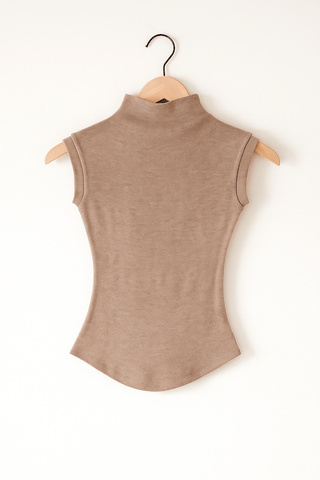 Amira Ärmelloses Top mit Stehkragen